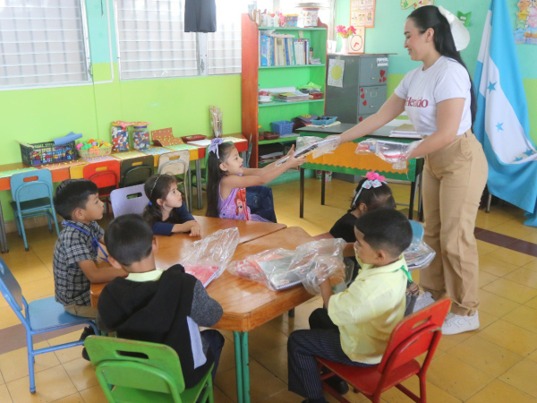 Hermosas sonrisas se dibujaron en el rostro de los niños al recibir su kit escolar.