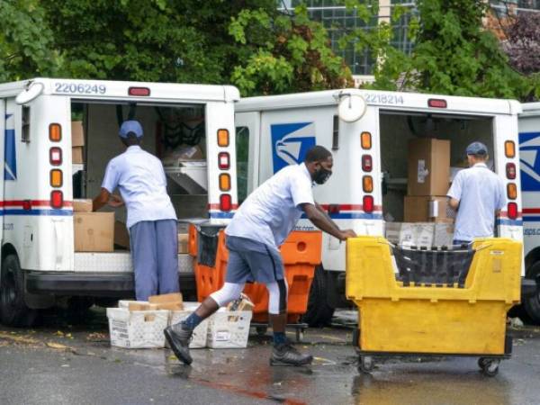 Empleados del Servicio Postal de EEUU en una instalaciÃ³n de servicio en Virginia, el 31 de julio de 2020. (AP Foto/J. Scott Applewhite, File)