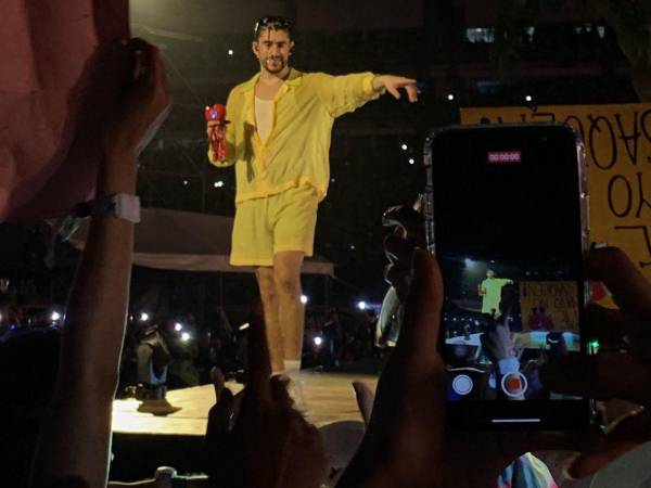 Alrededor de 40,000 hondureños abarrotaron el estadio Olímpico Metropolitano de San Pedro Sula para disfrutar el concierto de Bad Bunny. Los fans del “Conejo malo” hicieron enormes filas, soportaron un tráfico incesante y algunos hasta violaron los controles de seguridad. A continuación te contamos los detalles.