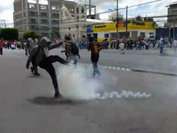 La Policía lanzó gas lacrimógeno a los manifestantes para dispersarlos. Foto: Captura video.