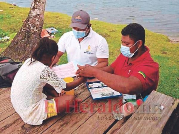 Los técnicos de salud comenzaron una serie de giras para vacunar a la población menor de edad.