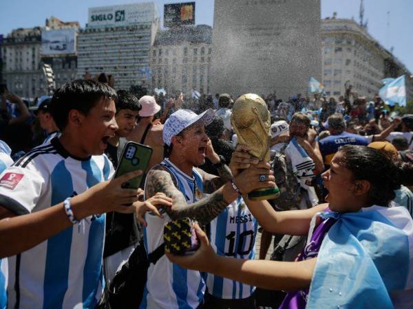 Cánticos, caravanas de cientos de personas y un ambiente de completa locura hay en Argentina tras la tercera conquista albiceleste de una Copa del Mundo. Luego de ganar en la tanda de penaltis, los argentinos salieron a festejar a las calles con completa euforia. A continuación las imágenes.