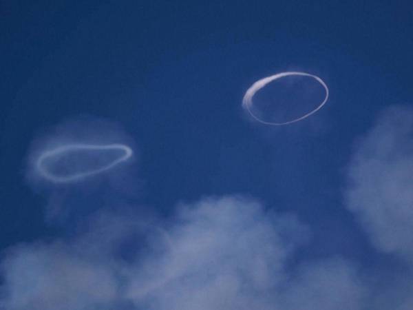 Los anillos de humo son expulsados en ráfagas por el volcán italiano