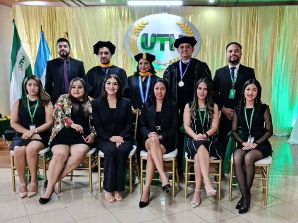 El Rector General de la UTH, Javier Mejía hizo entrega a los graduados medallas de reconocimiento a su trayectoria estudiantil, acompañado por la Rectora de Campus Diana Salgado y el Director Nacional de sistema On Line Moisés Molina.