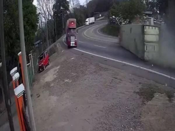 En video quedó registrado el momento en que una rastra volcada embiste varios vehículos en carretera; detalles sobre posibles heridos aún no han sido confirmados.