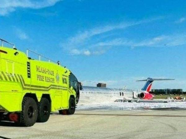 Los bomberos llegaron hasta donde estaba la aeronave para apagar las llamas y evitar una mayor tragedia.