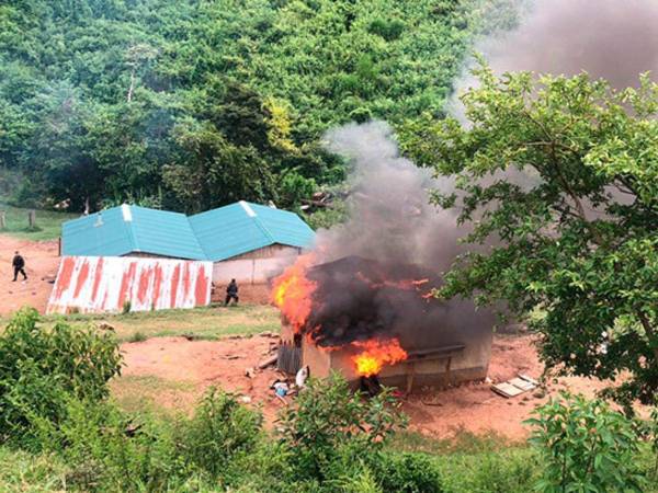 En el Refugio de Vida Silvestre La Muralla, en Olancho, las autoridades desalojaron personas y destruyeron viviendas ligadas al narcotráfico.