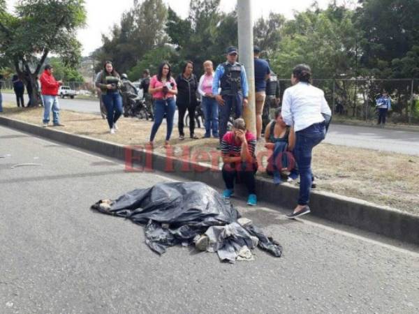 Los familiares de la víctima lloraron amargamente la muerte del agricultor. (Foto: Álex Pérez / EL HERALDO)