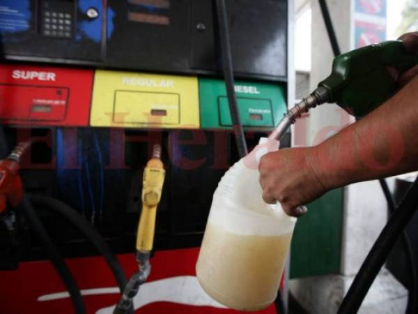 De no haber entrado el congelamiento los combustibles ya estarían en más de 100 lempiras. Foto: EL HERALDO