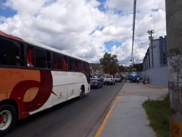 Las largas filas de vehículos se observaron desde horas de la mañana de este miércoles en la capital de Honduras.