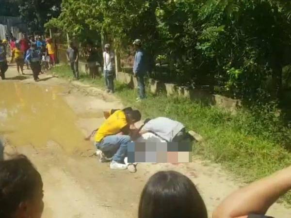 Entre lágrimas, los vecinos también presenciaban aterrados la difícil escena.