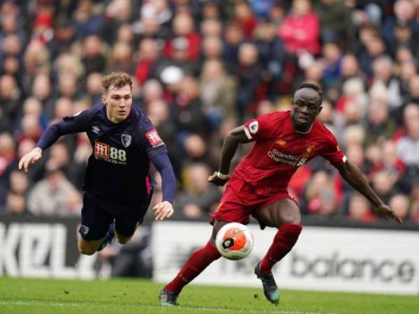 El delantero de Liverpool Sadio Mane, derecha, avanza el balón tras driblar junto a Jack Stacey, de Bournemouth, en un partido de la Premier inglesa el sábado, 7 de marzo dedl 2020. Liverpool ganó 2-1. Foto: Agencia AP.