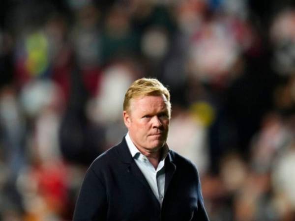 Ronald Koeman, técnico holandés del Barcelona, se dirige al túnel en el descanso del partido de La Liga ante Rayo Vallecano. Foto: AP