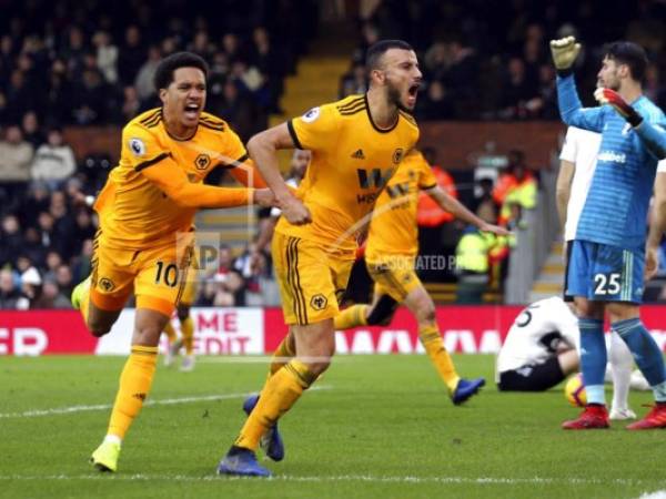 El conjunto de Claudio Ranieri no dispondrá de una tercera victoria en la liga hasta que Romain Saiss empujó el balón al fondo por el Wolverhampton a los 85 minutos. Foto:AP