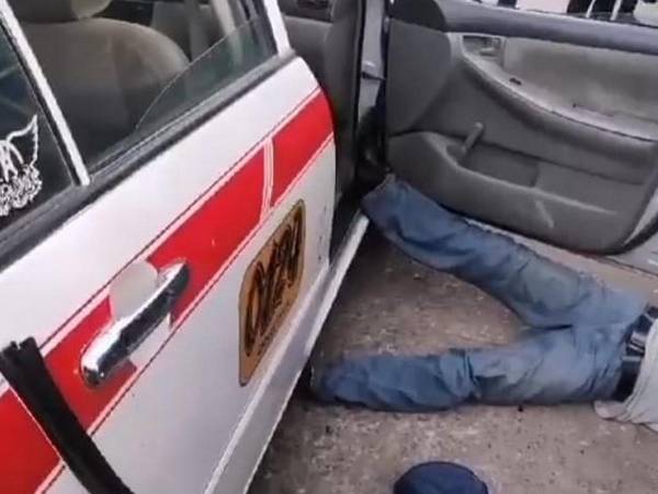 El cuerpo de la víctima quedó con un pie dentro del taxi y su cuerpo tendido entre la calle y la acera.