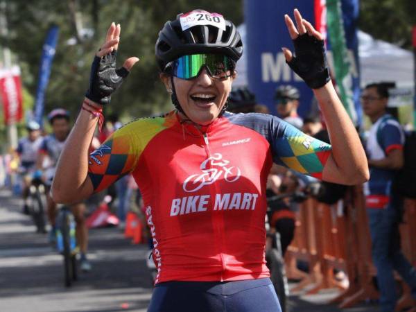 Gissel Andino no pudo esconder su felicidad tras cruzar la meta y coronarse campeona de la Vuelta Ciclística de EL HERALDO 2023 en la categoría Élite femenina.