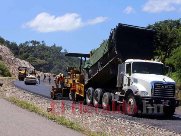 La construcción de nuevos tramos carreteros en el país registra una leve ejecución por la deuda del gobierno con los contratistas.