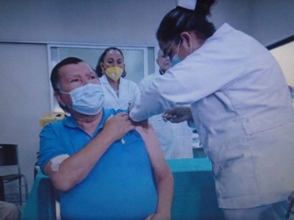 Marco Antonio Aráuz, de 62 años, fue el primer nicaragüense que recibió la vacuna en el Hospital Cruz.