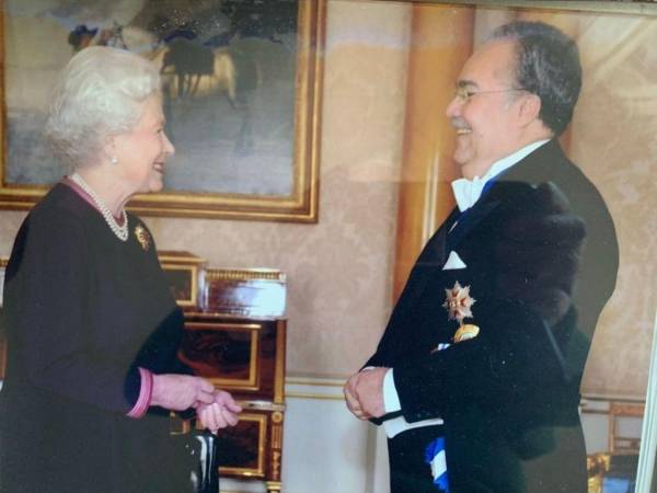 Iván Romero Martínez, embajador de Honduras en el Reino Unido de Gran Bretaña e Irlanda del Norte, junto a la reina Isabel II.