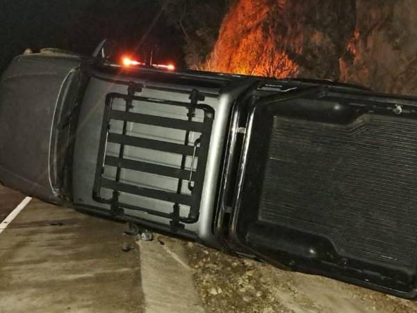 Así quedó el automotor luego de impactar contra el obstáculo en la carretera.