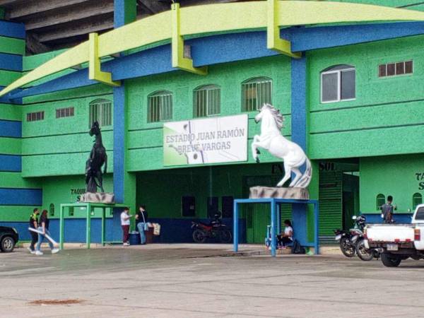 El Estadio Juan Brevé Vargas recibió al Olancho FC y al Motagua para el segundo día de la jornada 16 del Apertura 2023 con intensas lluvias en plena alerta verde y una gran afición.