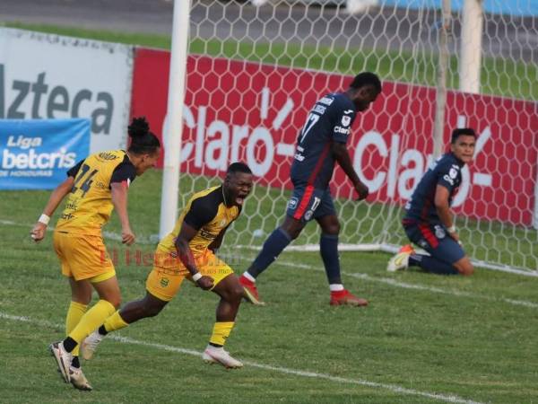 Júnior Lacayo celebró a todo pulmón el segundo gol de Real España ante Motagua.