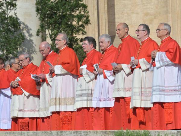 Los futuros cardenales se presentan durante un consistorio para crear 21 nuevos cardenales en la plaza de San Pedro en el Vaticano el 30 de septiembre de 2023.