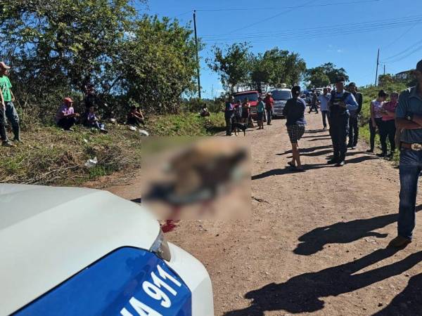 Los cuerpos del hombre y el menor quedaron a la par de la motocicleta en una calle de tierra de Dulce Nombre, Copán.