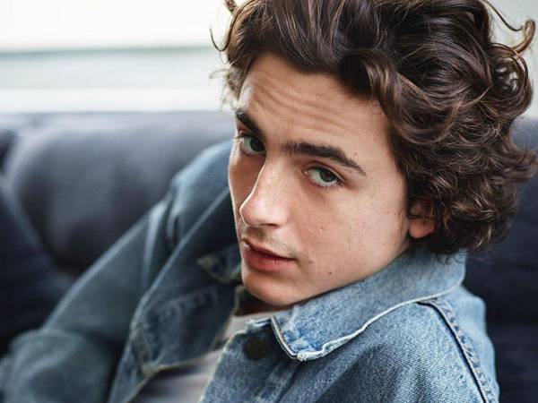 Timothee Chalamet, el talentoso actor conocido por su papel en “Mujercitas”, ha mantenido su vida amorosa en privado. Sin embargo, los rumores sobre su relación con Kylie Jenner han desatado el frenesí de sus seguidores, quienes buscan desesperadamente más detalles sobre este posible romance de ensueño entre dos íconos juveniles de la industria del entretenimiento.