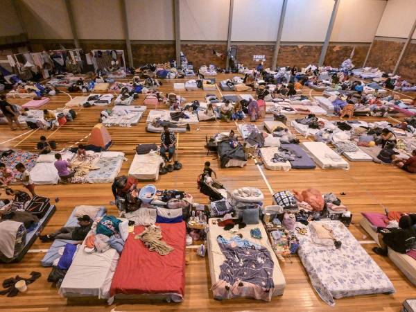 Las víctimas de las inundaciones se refugian en el Centro Estatal de Entrenamiento Deportivo (CETE) en el barrio Menino Deus en Porto Alegre, Brasil. Las autoridades siguen realizando rescates, pero las lluvias complican todo.