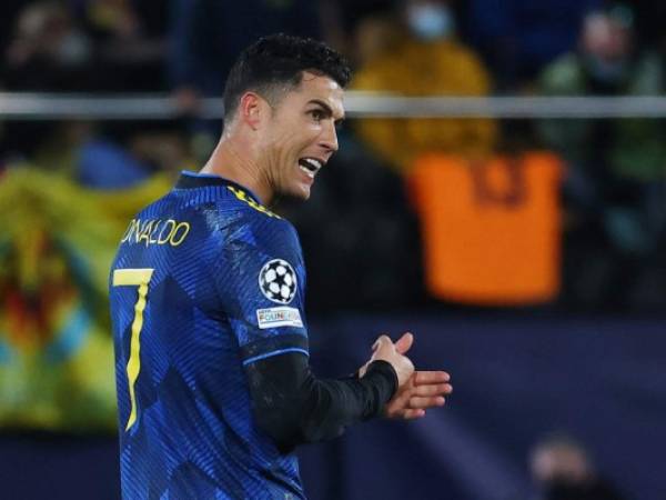 El delantero portugués del Manchester United, Cristiano Ronaldo, celebra tras marcar un gol durante el partido de fútbol del Grupo F de la Liga de Campeones de la UEFA entre el Villarreal CF y el Manchester United, en el estadio La Ceramica de Vila-real. Foto: AFP