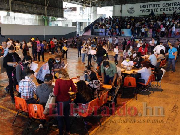 El martes cientos de maestros llegaron al Instituto Central Vicente Cáceres de la capital a dejar su documentación para el concurso.