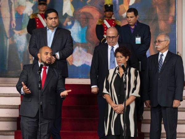 El ministro de Educación, Daniel Sponda, junto a Ena Elsa Velásquez, ministra de Educación de Cuba.