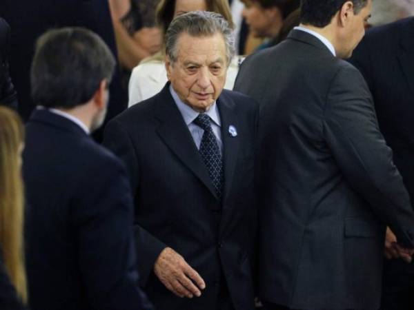 En imagen de archivo del jueves 10 de diciembre de 2015, Franco Macri padre del presidente argentino Mauricio Macri, llega a la ceremonia de investidura de su hijo. (Foto: AP)