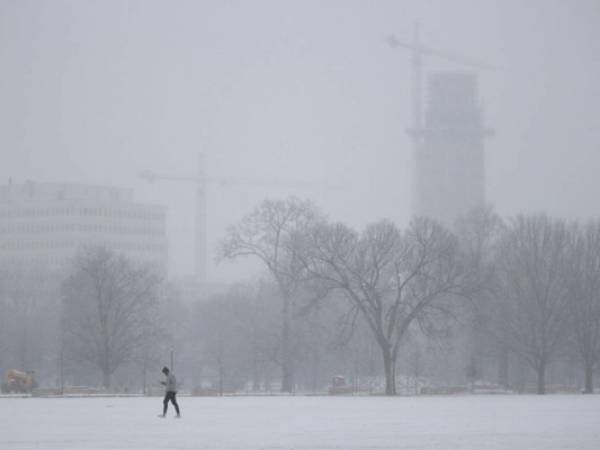 La ola de frío ha provocado fuertes nevadas y tormentas de hielo que han ocasionado un aumento de la demanda de electricidad y cortes de luz. FOTO: AFP