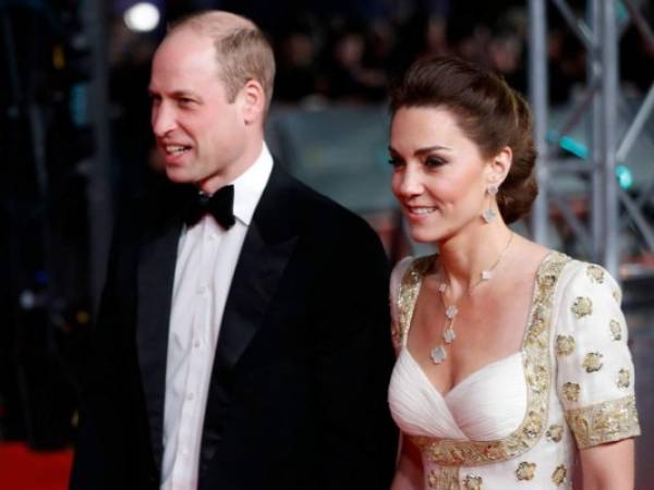 El príncipe William, duque de Cambridge, y la británica Catherine, duquesa de Cambridge llegan a los Premios de la Academia Británica de BAFTA en el Royal Albert Hall de Londres. Fotos: AFP/AP.