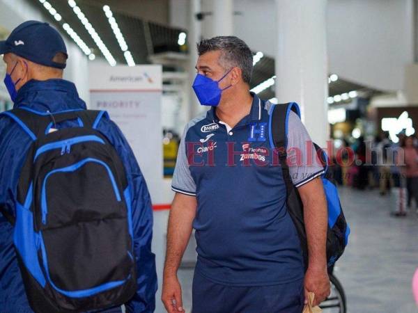 Antes de abordar el avión que los trasladaría al Caribe, Diego Vázquez, entrenador de la bicolor nacional, habló con los pocos medios que estaban presentes en la salida.