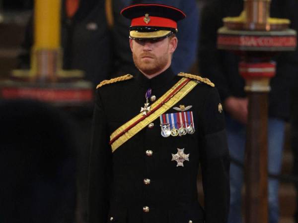 El príncipe Harry recibió un “permiso especial” de parte del rey Carlos III para portar el uniforme militar.