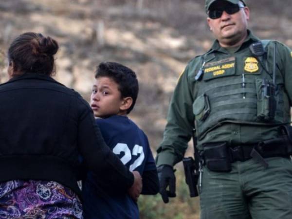 Los soldados ayudarán a los agentes de inmigración en la frontera con México. Foto: AFP