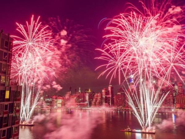 Fotografía de archivo del horizonte de la ciudad de Nueva York con fuegos artificiales durante un espectáculo del Día de la Independencia sobre el East River en Nueva York, el martes 4 de julio de 2017. Foto:AP