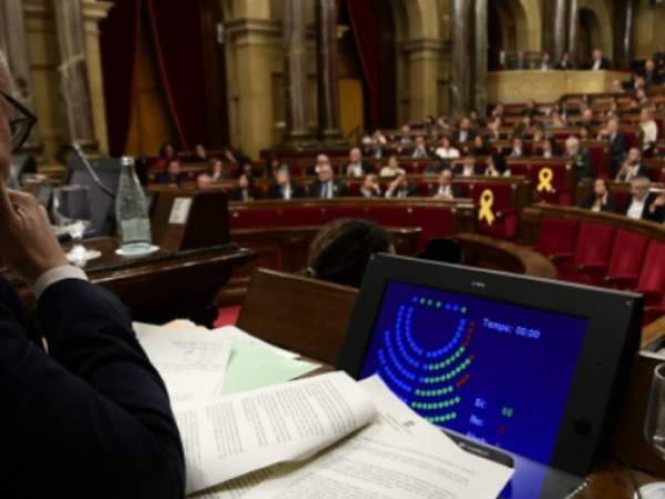 El Parlamento catalán iniciará el sábado el debate para investir como presidente regional al editor Quim Torra. Foto: Agencia AFP