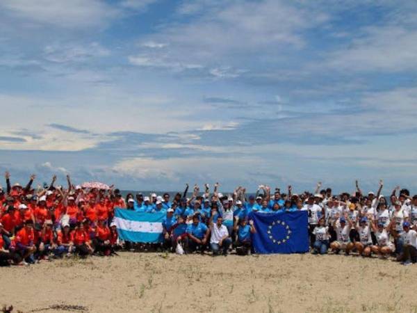 Los voluntarios de “Cipotes”, el Centro de Estudios Marino (CEM) y el proyecto “Caribe Circular” participaron en la jornada impulsada por la Unión Europea.