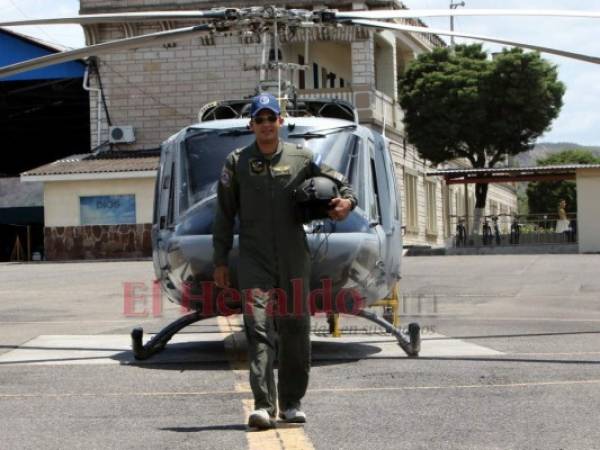 El teniente de aviación Samuel Zalaya Baquedano es originario de Danlí, El Paraíso; en total lleva 558 horas de vuelo en helicóptero. Foto: Johny Magallanes / EL HERALDO.