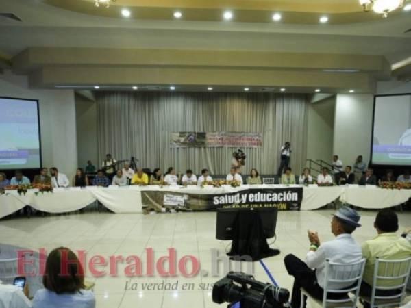 El diálogo alternativo inició en las instalaciones del Colegio Médico de Honduras. Foto: Emilio Flores / EL HERALDO.