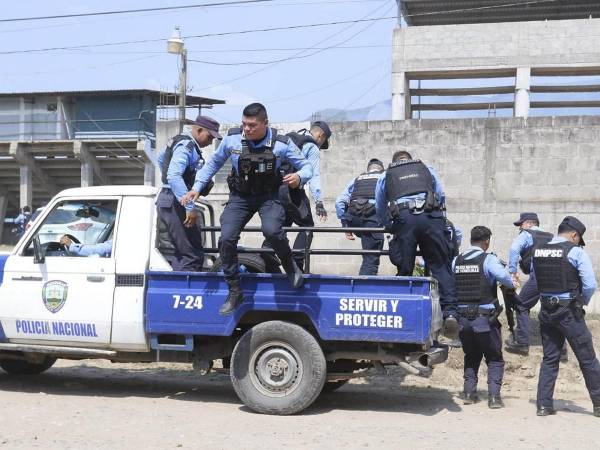 Hay 78 miembros policiales y varias patrullas rondando el escenario durante el partido, todos están cubriendo 24 puntos específicos para que no hayan percances.