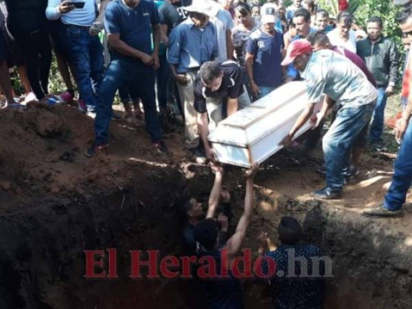 Los restos de los tres pequeños envenenados por su padre en El Corpus, Choluteca, fueron despedidos este domingo por familiares y pobladores de esa comunidad que hoy llora esta inesperada partida. FOTOS: Cortesía.