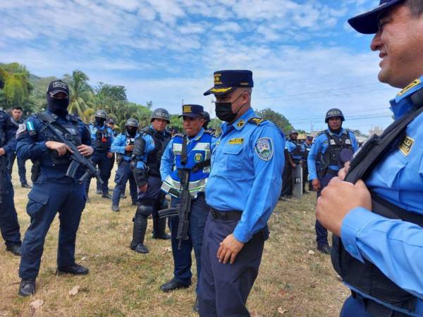 Varios elementos de la Policía Nacional coordinaron los desalojos del rancho Corsa