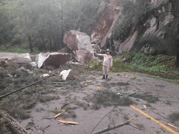 Sin paso en El Hatillo tras derrumbe de rocas sobre la carretera