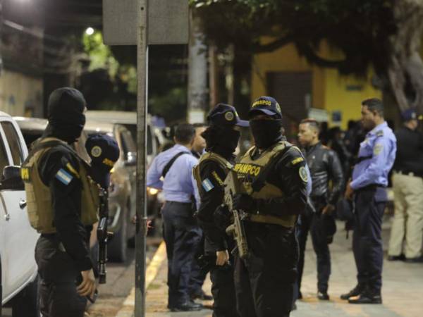 Este miércoles -14 de diciembre- elementos policiales se desplazaron en varios sectores de Tegucigalpa y Comayaguela para realizar fuertes operativos y allanamientos en varias viviendas como parte de la estrategia contra la extorsión y criminalidad que impera en el país. A continuación un resumen completo.