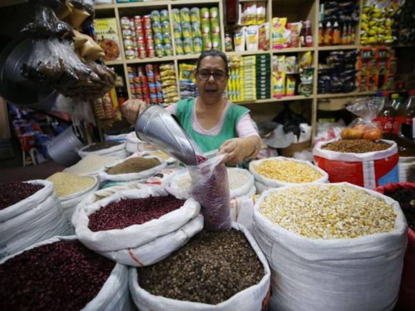 En el mercado el precio de la carga de maíz está entre 1,300 y 1,400 lempiras; mientras que la de frijol está entre 4,600 y 4,800 lempiras.